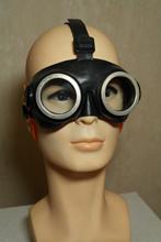 Защитные очки ОПФ, закрытая конструкция. Защищают от едких, ядовитых жидкостей, тумана, пыли, опилок металла